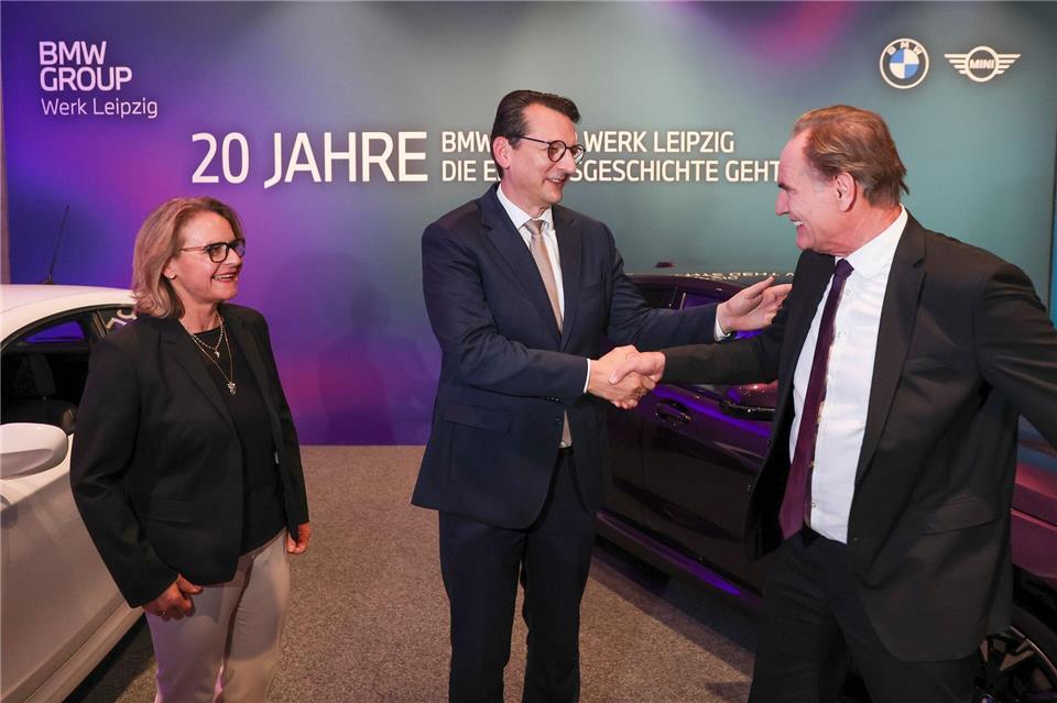 Werkleiterin Petra Peterhänsel und Produktionsvorstand Milan Nedeljkovic (M) mit OB Burkhard Jung. Das Leipziger BMW-Werk soll modernisiert und erweitert werden.Jan Woitas/dpa