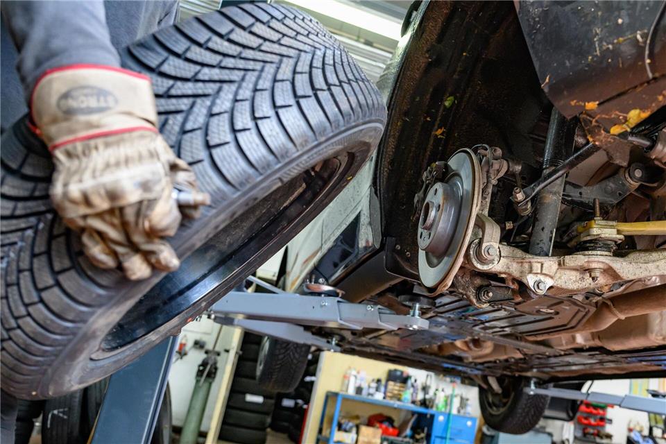 Werkstatt bietet zusätzliche Sicherheit: Wird der Reifenwechsel von Profis durchgeführt, haften diese bei möglichen Montagefehlern.Patrick Pleul/dpa/dpa-tmn