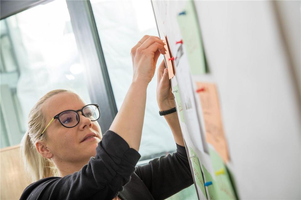 Werkstudentin bei der Arbeit: Die 20-Stunden-Grenze darf maximal in 26 Wochen eines Jahres überschritten werden.picture alliance / dpa Themendienst