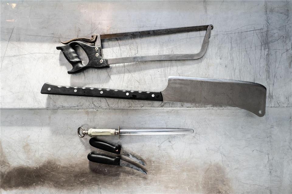 Werkzeug zum Zerlegen eines Rinds liegt auf einem Tisch. (Archivbild)Silas Stein/dpa