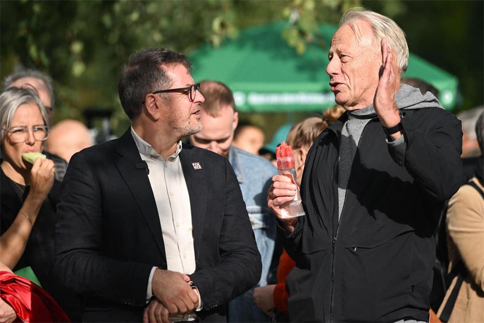 Werner Graf, Bürgermeisterkandidat von Bündnis 90/Die Grünen Berlin und Jürgen Trittin beim Wahlkampfabschluss. Britta Pedersen/dpa