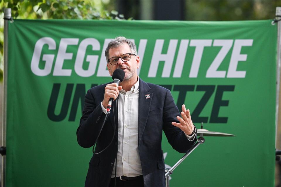 Werner Graf, Bürgermeisterkandidat von Bündnis 90/Die Grünen Berlin, spricht beim Wahlkampfabschluss.Britta Pedersen/dpa