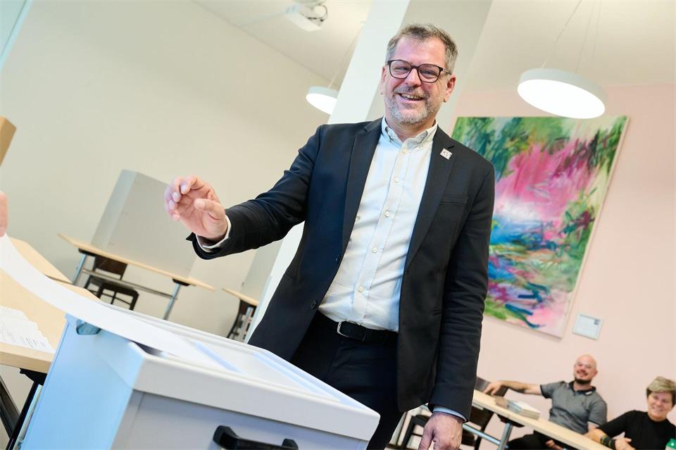Werner Graf, Spitzenkandidat der Grünen wirft seinen Stimmzettel im Wahllokal Tempelhof-Schöneberg in die Urne.Annette Riedl/dpa