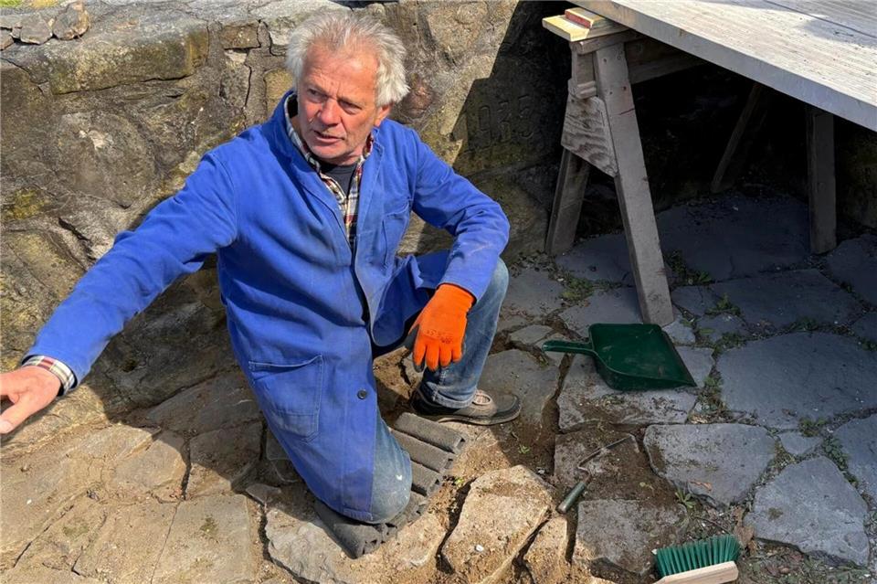 Werner Heisterklaus hat den Bewuchs zwischen den Bruchsteinen an der Segensstation entfernt.