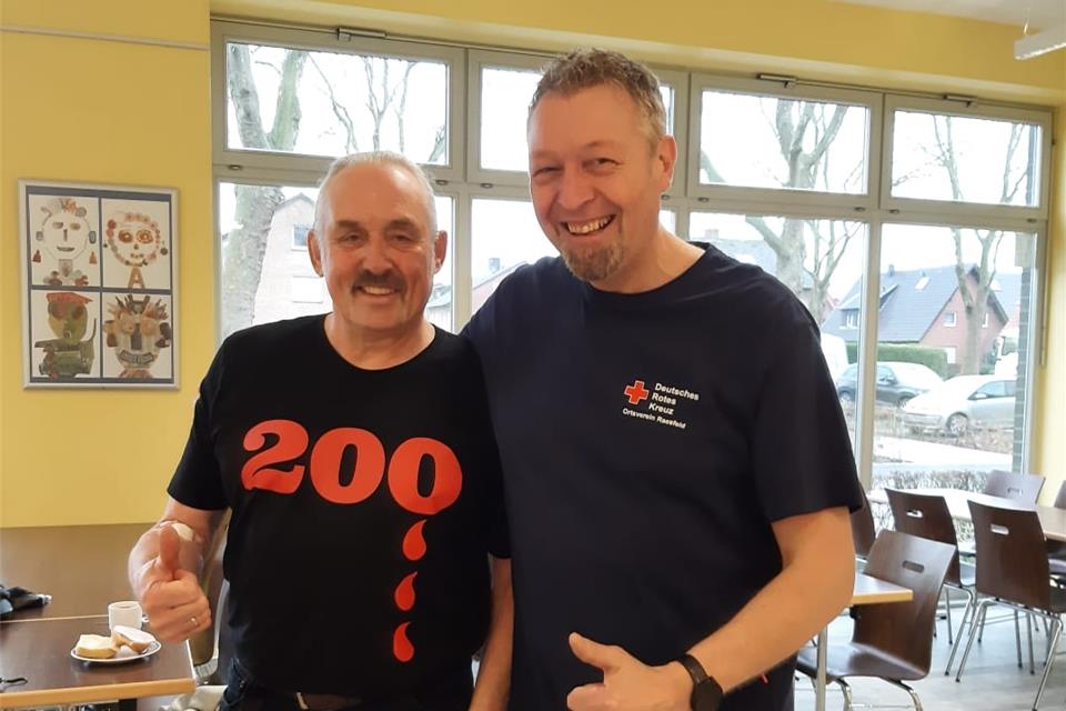 Werner Schneider (l.) hat 200 Mal Blut gespendet. Roland Hörning, der Blutspendebeauftragte des DRK Raesfeld, gratuliert ihm.