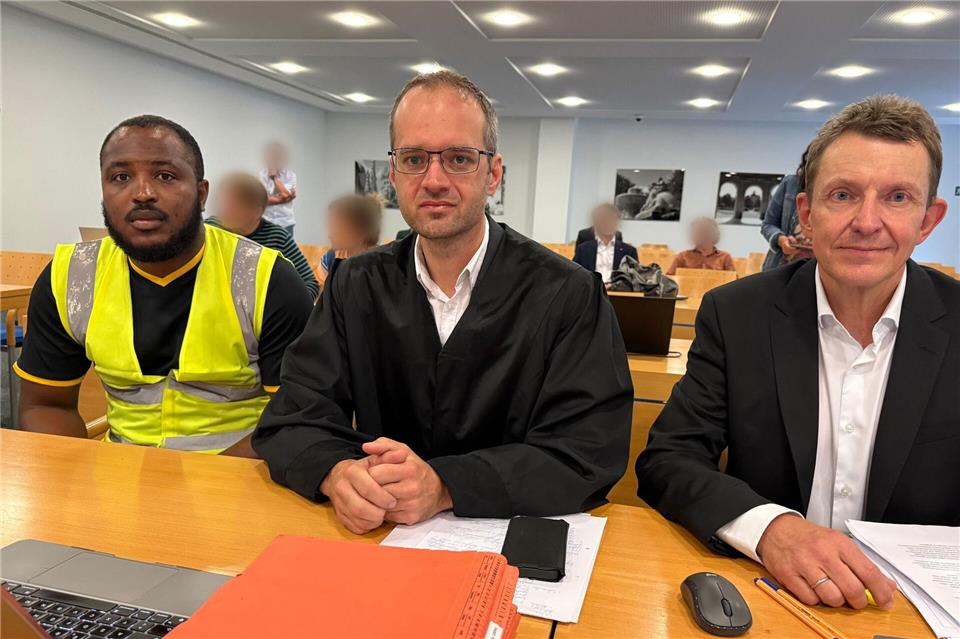 Werner Schroeder (rechts) mit seinem Anwalt und dem weiteren Kläger Abdulhamid A.Britta Schultejans/dpa
