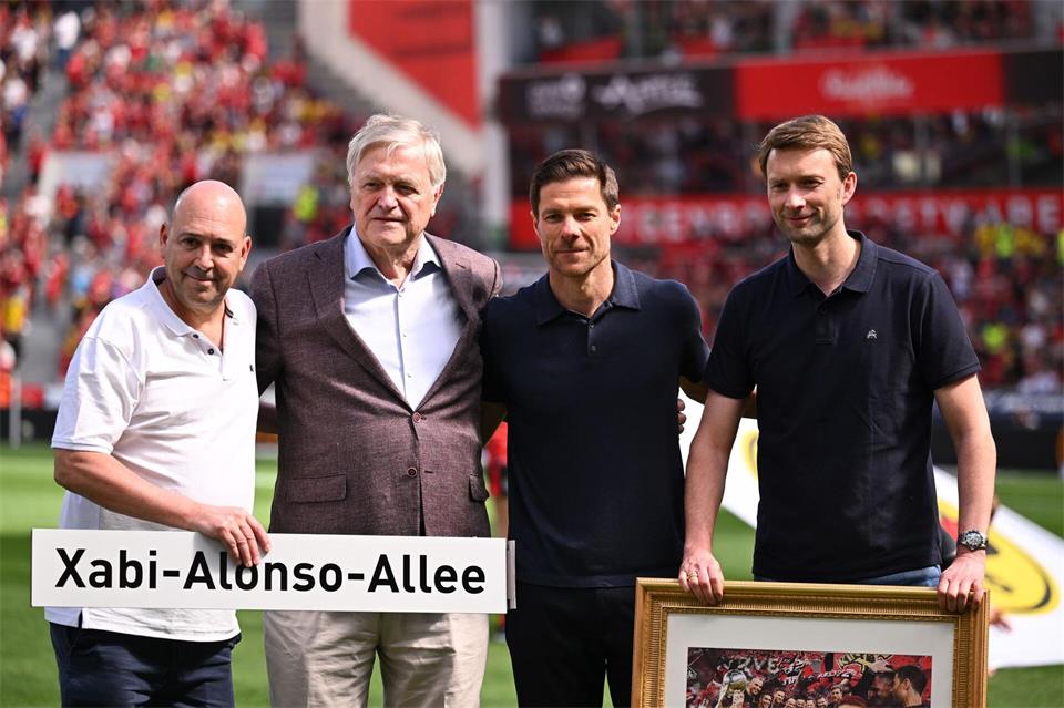 Werner Wenning (2.v.l) feierte mit Bayer Leverkusen das Double in der Saison 2023/24. (Archivbild)Marius Becker/dpa