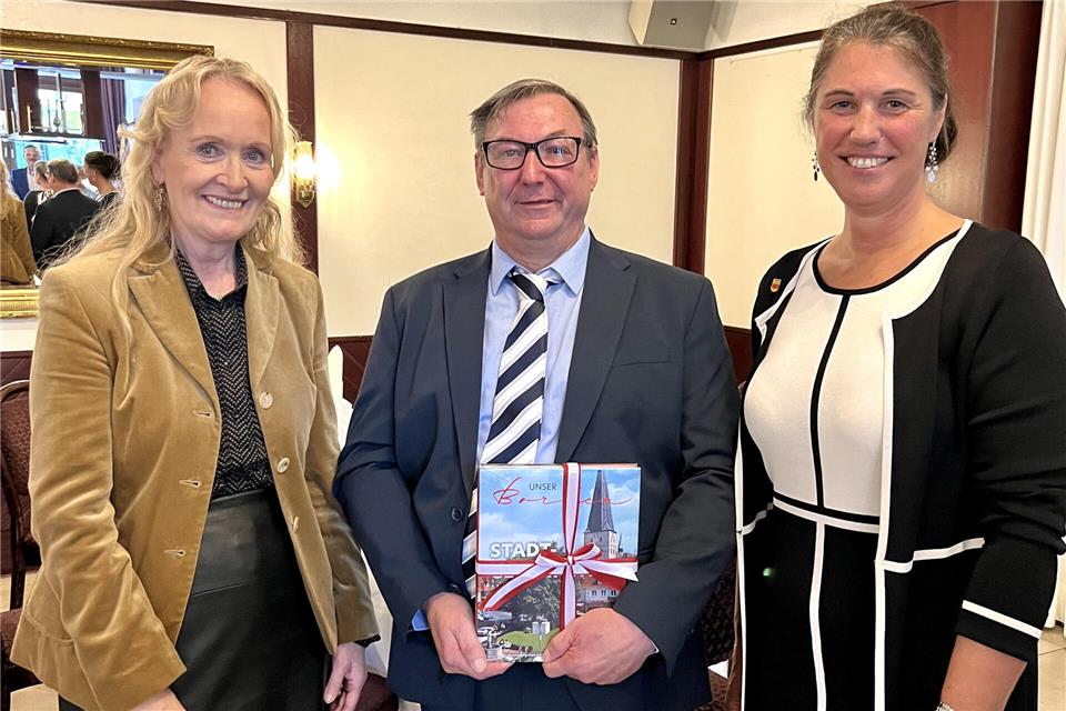Werner ten Voorde mit Borkens Bürgermeisterin Mechtild Schulze Hessing (l.) und der stellvertretenden Landrätin Silke Sommers.