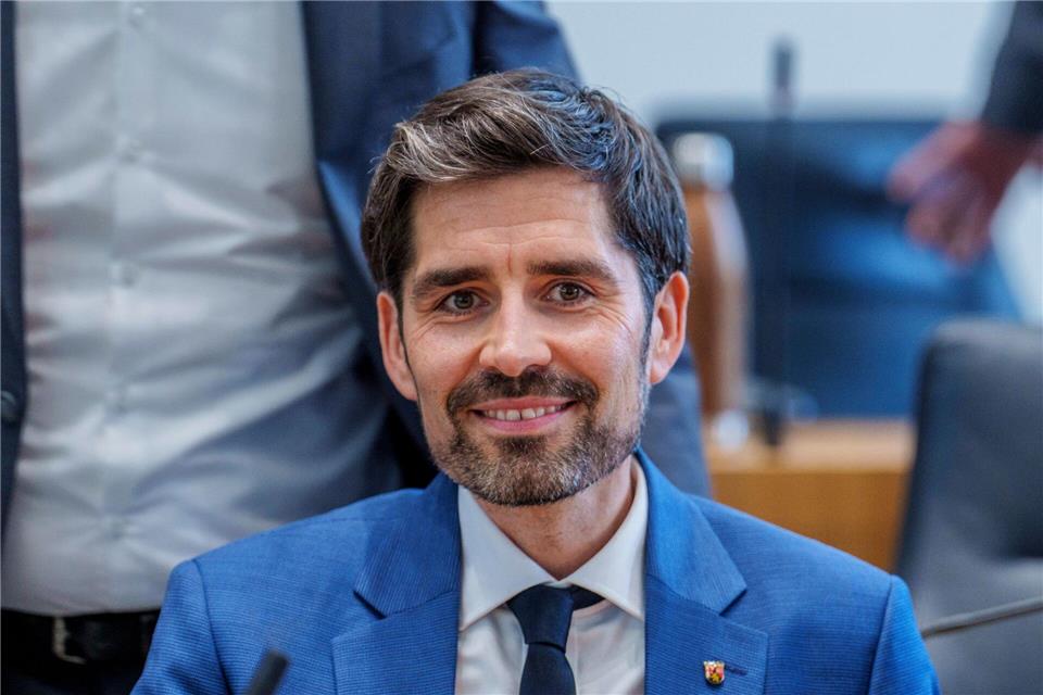 Wertschätzung für die Lehrkräfte drückt sich auch über die Besoldung, erklärt Bildungsminister Sven Teuber (SPD). Andreas Arnold/dpa