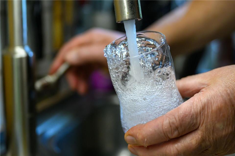 Wertvolles Gut Trinkwasser - das Statistische Landesamt verzeichnet einen langfristigen Anstieg der Trinkwasserkosten. (Symbolbild)Hendrik Schmidt/dpa