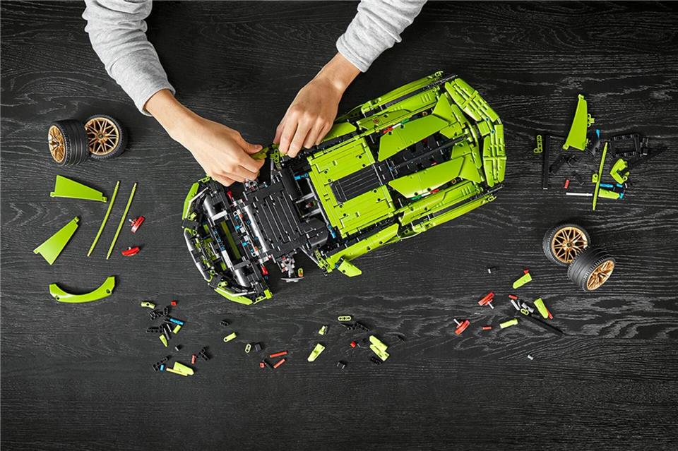 Wertvolles Werkeln: Klemmbausteinhersteller wie Lego bieten auch komplexere und sehr teure Modelle wie das Hypercar Sián von Lamborghini für die erwachsene Zielgruppe an.Lamborghini/dpa-tmn
