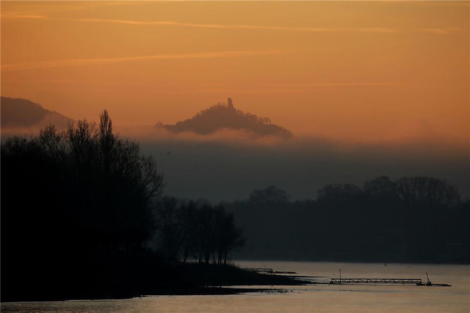 „Westalgie“ bezeichnet eine nostalgische Sehnsucht nach der alten Bundesrepublik - hier der Drachenfels bei Bonn im Morgenlicht. (Archivbild) Oliver Berg/dpa