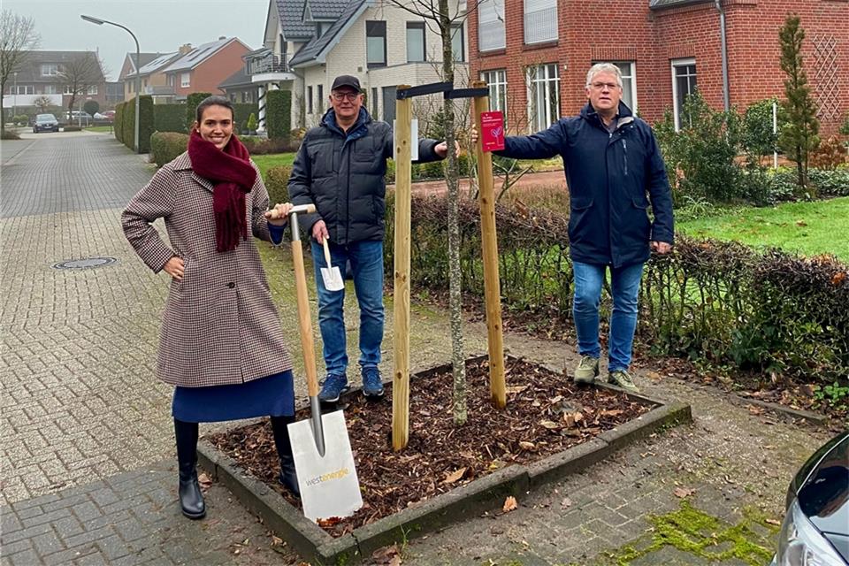 Westenergie-Sprecherin Corinna von Oer mit Bernd Roters (Mitte) und Bernhard Kösters von der Gemeinde Raesfeld. 