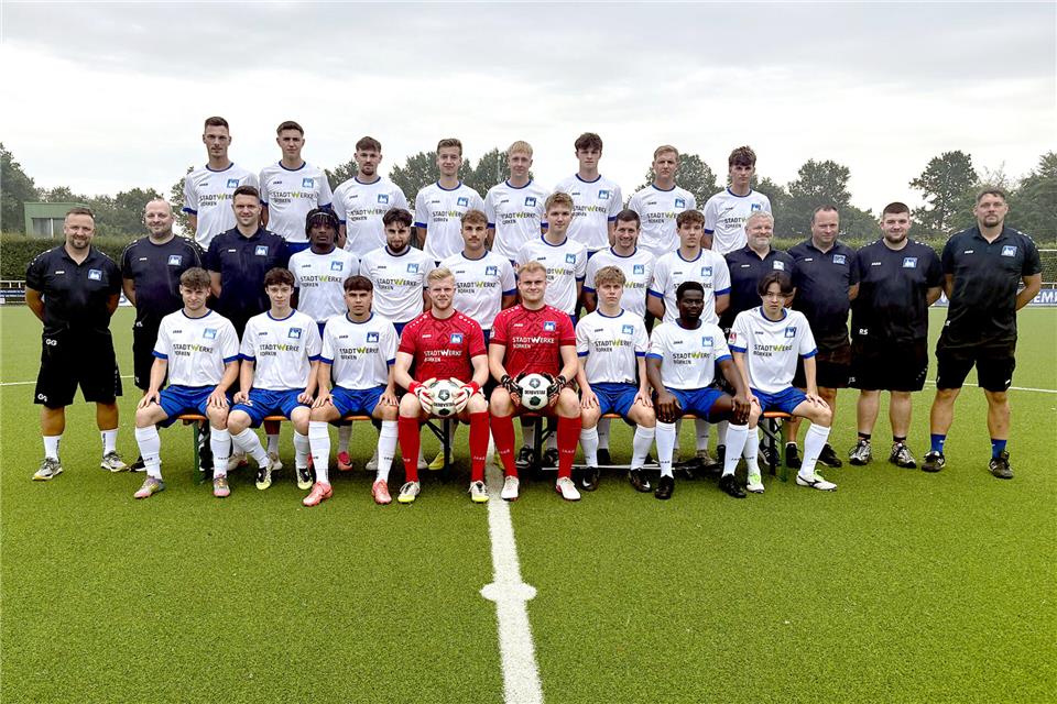 Westfalia Gemen möchte sich möglichst aus dem Abstiegskampf der Landesliga heraushalten: (oben von links) Tim Bröking, Jan-Frederik Büning, Alexander Bilski, Lennart Südholt, Justin Marquardt, Lukas Kemper, Max Gill, Miguel Haselhoff; Mitte von links: Trainer Georg Geers, Co-Trainer Björn Stege, Spielertrainer Tim Winking, Kinson Buß, Ahmet Salih Özyigit, Johannes Kohschmieder, Noah Lohaus, Florian Girnth, Niklas Timpe, Torwarttrainer und Sportlicher Leiter Sven Stege, Betreuer Dirk Benning, Betreuer René Schulte, Betreuer Jörg Rickert; unten von links: Jost Gehling, Fabien Beyer, Louis Hilbert, Lennart Dillhage, Maurice Mecking, Joris Keizers, Suwaibou Manneh, Ryoga Takahashi; es fehlen Fynn Borremans und Nico Vaghtangadze.