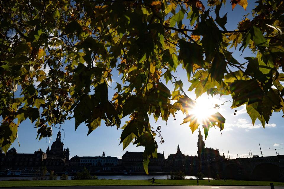 Goldenes Herbstwetter am Reformationstag  Wetter zum Genießen erwartet die Menschen am verlängerten Wochenende. (Archivbild)Robert Michael/dpa