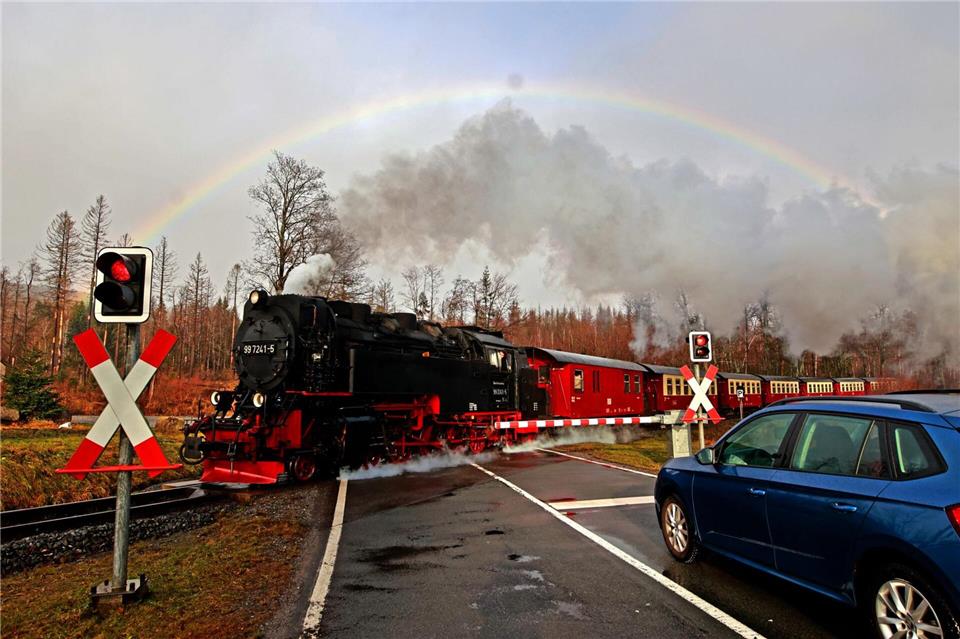 Wetterbedingt endet die beliebte Brockenbahn der Harzer Schmalspurbahnen für zwei Tage im Bahnhof Schierke. (Archivbild) Matthias Bein/dpa