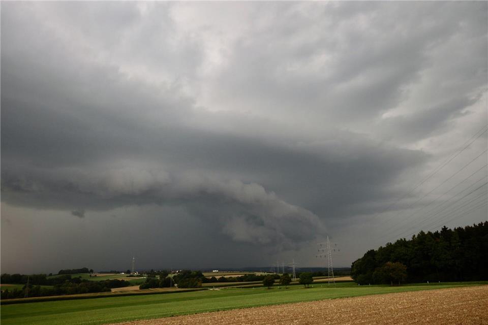 Im Südwesten drohen Starkregen und heftige Gewitter Wetterexperten erwarten Gewitter und unwetterartiger Starkregen - vor allem im Osten Baden-Württembergs. (Symbolbild)Alexander Wolf/onw-images/dpa