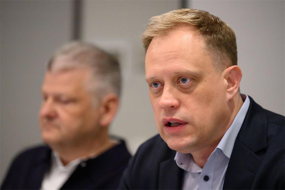 Wiard Siebels (r) übernimmt vorerst die Arbeit von Stephan Politze. (Archivbild)Swen Pförtner/dpa