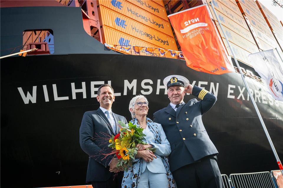 Hapag-Lloyd tauft Megafrachter „Wilhelmshaven Express“  Wibke Friedrichs-Firmin übernahm die Schiffstaufe der „Wilhelmshaven Express“.Sina Schuldt/dpa