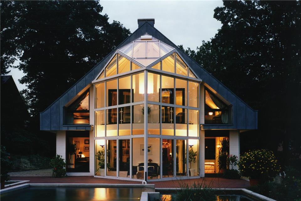 Wichtig bei der Beleuchtung von Wintergärten: Leuchten so platzieren, dass man nicht durch Spiegelungen stark geblendet wird. Licht.de/dpa-tmn