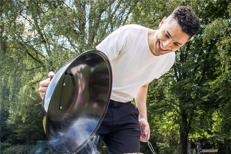 Wichtig beim Grillen von Eis ist, dass der Grill einen Deckel besitzt.Christin Klose/dpa-tmn