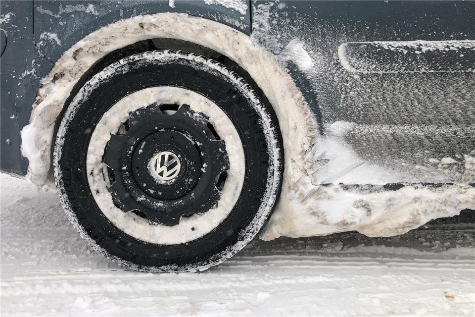 Wichtig ist, regelmäßig die Schneeklumpen zu entfernen, um Schäden an Reifen, Karosserie und Blech zu vermeiden.picture alliance/dpa/dpa-Zentralbild