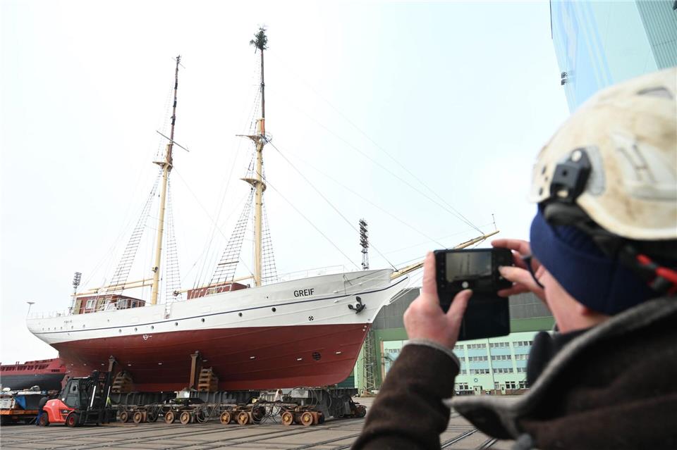 Wichtige Arbeiten fehlen noch, bevor die „Greif“ wieder selbstständig segeln kann.Stefan Sauer/dpa