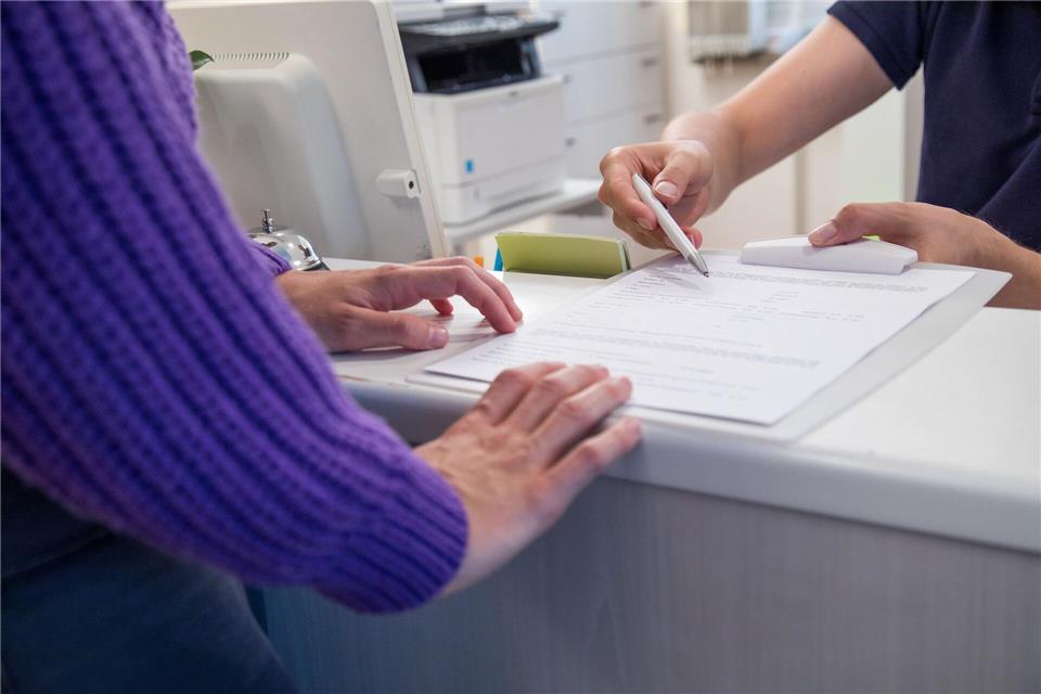 Wichtige Informationen wie Vorerkrankungen, Allergien oder Medikamente sollten im Anamnesebogen angegeben werden.picture alliance / dpa Themendienst