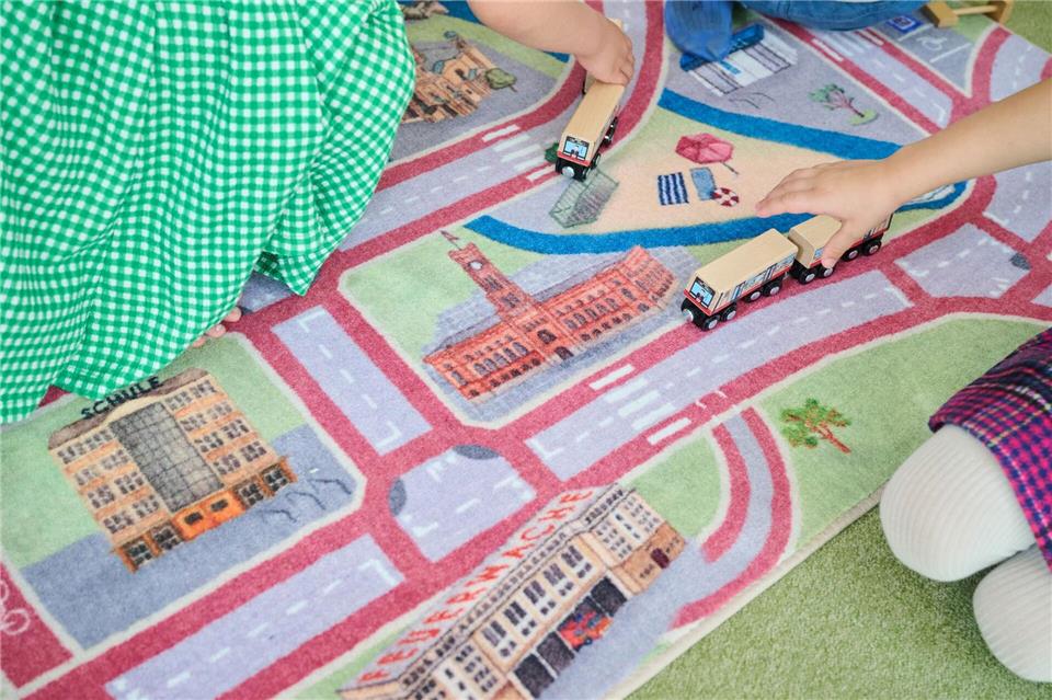 Berlin rollt Verkehrs-Spielteppich aus Wichtige Sehenswürdigkeiten wie das Rote Rathaus sind abgebildet.Annette Riedl/dpa