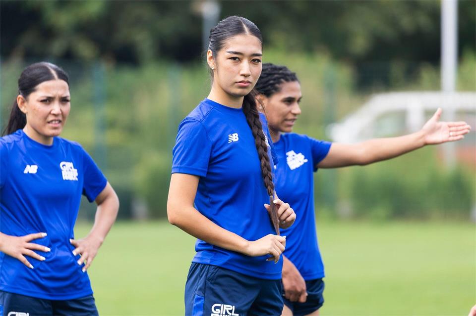 Wichtige Stimme unter den afghanischen Fußballerinnen: Fatema Urfani (M).  Irving Villegas/dpa