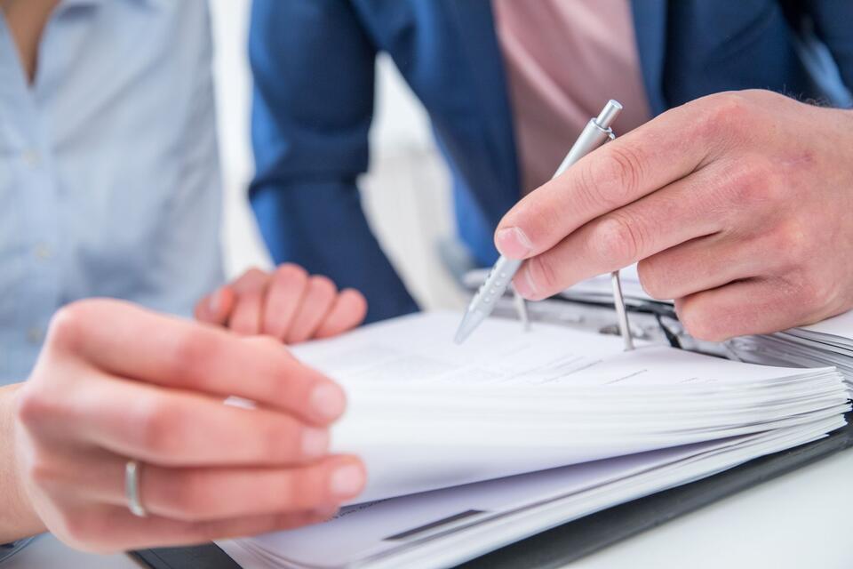 Wichtige Unterlagen wie Jahresabschlüsse und Einkommensteuerbescheide sollten Selbstständige bereitliegen haben, wenn sie einen Kredit von der Bank wollen.Christin Klose/dpa-tmn