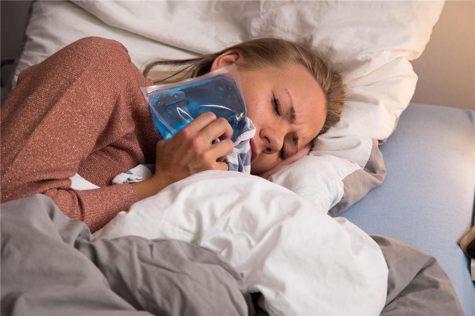 Wichtiger Helfer bei dicken Backen: ein Kühlpack. Um Erfrierungen zu vermeiden, legt man aber am besten regelmäßige Pausen ein. picture alliance / Christin Klose