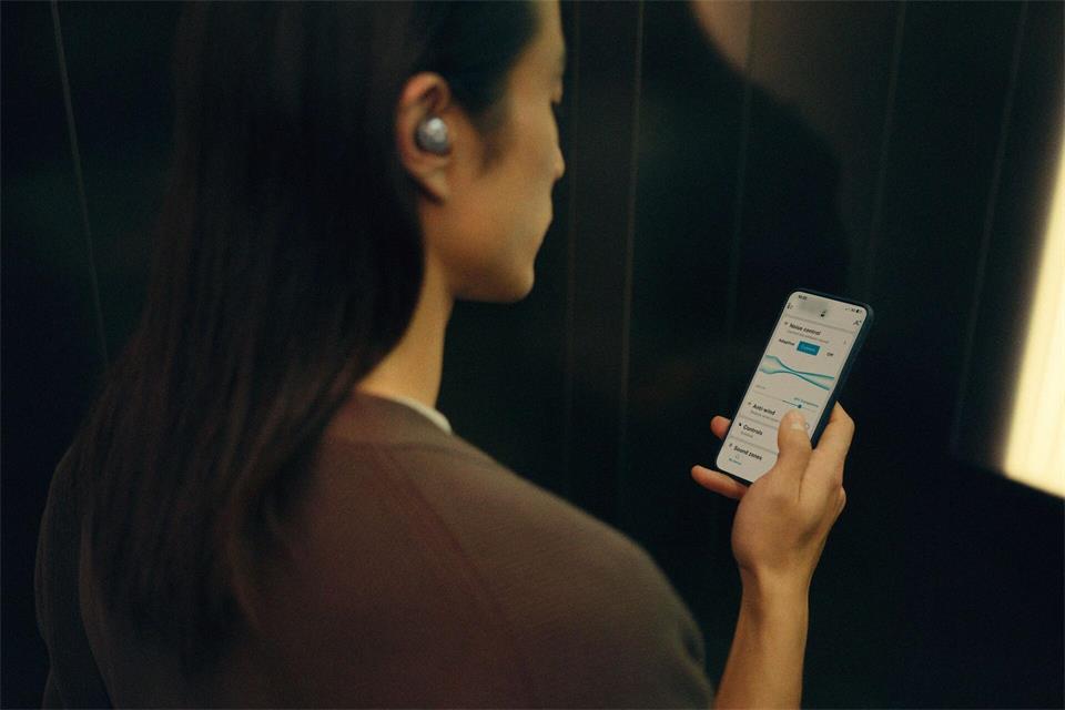 Wichtiges Tool auf dem Smartphone: Mit der Sennheiser-App Smart Control Plus lassen sich die TW5 in vielen Details personalisieren und steuern.Sennheiser/dpa-tmn