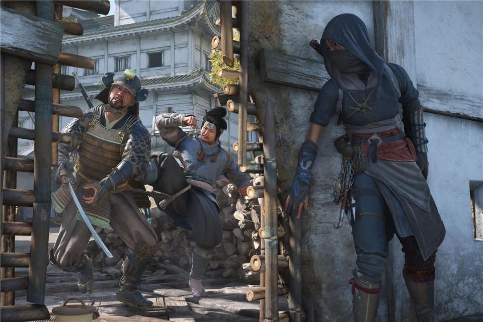 Widerstandskämpferin Naoe (r) agiert aus dem Verborgenen heraus.Ubisoft/dpa-tmn