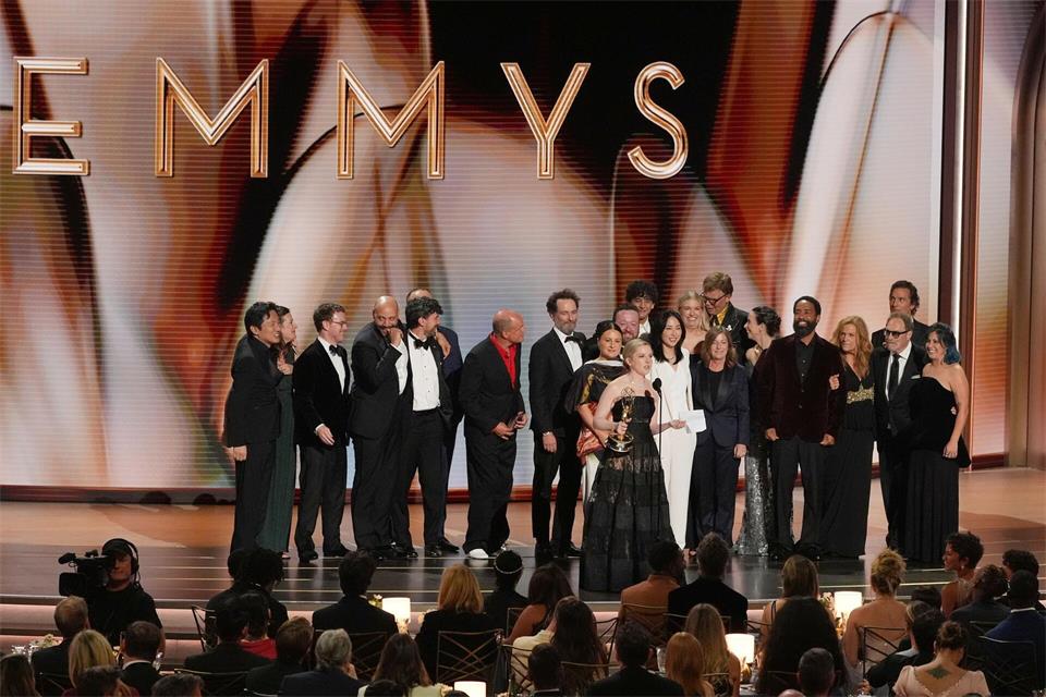 „Widow’s Bay“ wurde zum Überraschungssieger der diesjährigen Emmys. Chris Pizzello/Invision/AP/dpa