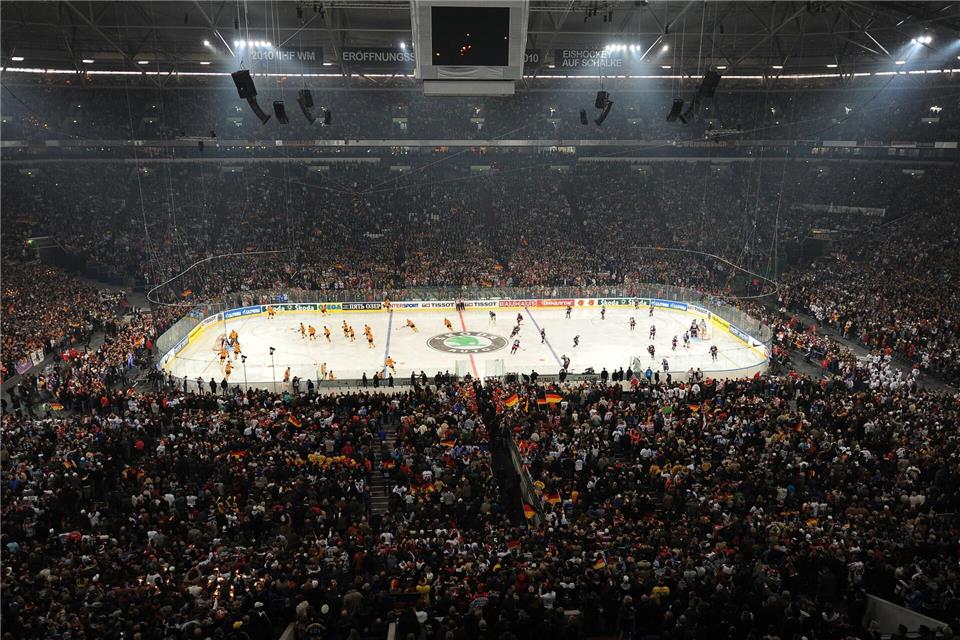 Wie 2010 soll auch 2027 das Eröffnungsspiel der Eishockey-Weltmeisterschaft in der Arena Auf Schalke  ausgetragen werden. (Archivbild)dpa