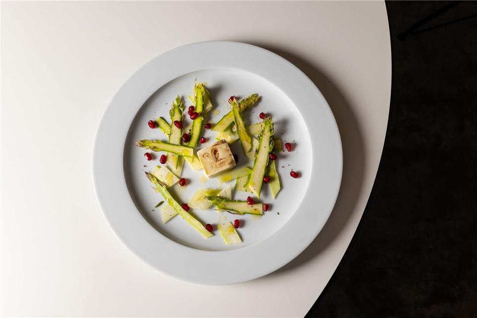 Wie Eiskonfekt: Das Balsamico-Dressing von Uwe Tippmann kommt in Form von Eiswürfeln über halbierte Spargelstangen, Zucchini-Sticks und Co.Thomas Sixt/dpa-tmn