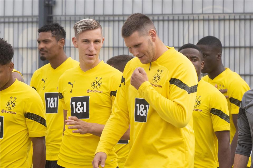 Wie Süle fehlt auch Schlotterbeck (m) weiter. (Archivbild)Bernd Thissen/dpa