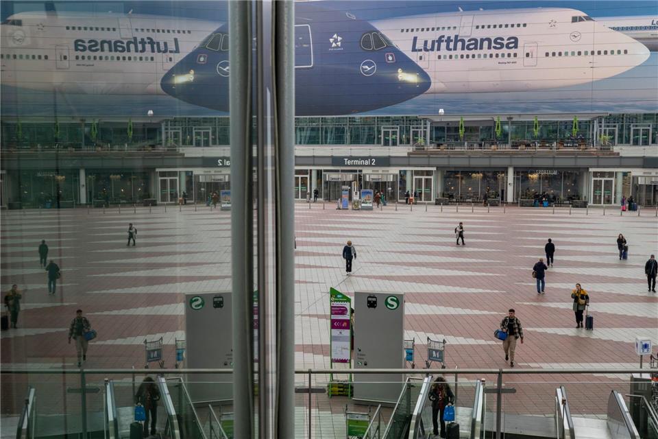 Wie am Montag in München dürfte es auch heute und in den kommenden Tagen wieder leerer in den Terminals sein - der Lufthansa-Streik geht weiter.Peter Kneffel/dpa