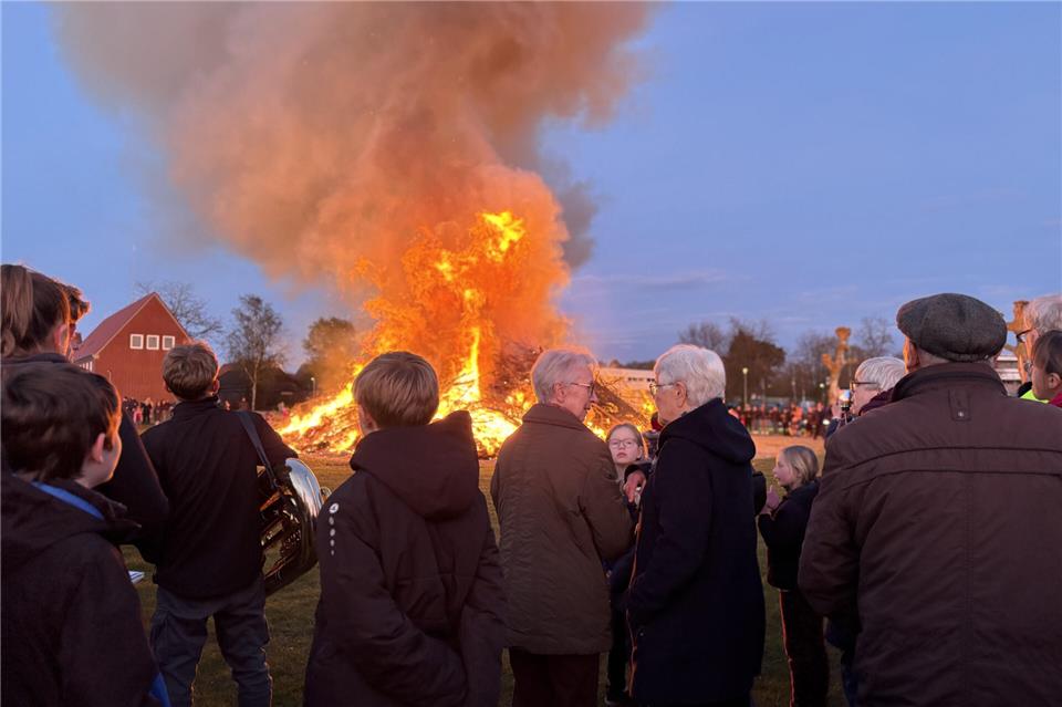 Wie an vielen Stellen brannte am Ostersonntag auch in Heiden auf der Festwiese wieder das traditionelle Osterfeuer.