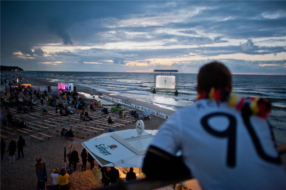 Wie bei der Fußball-WM 2014 können die Spiele auch dieses Jahr wieder am Strand auf Usedom verfolgt werden. (Archivbild)picture alliance / dpa