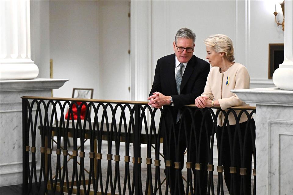 Bilder des Tages Wie bei jeder Konferenz; wichtig sind die kleinen Gespräche auf dem Gang. Am Rande der 79. Generalversammlung der Vereinten Nationen in New York spricht der britische Premierminister Keir Starmer mit Ursula von der Leyen, die Präsidentin der Europäischen Kommission.Leon Neal/Getty Images North America Pool via AP/dpa