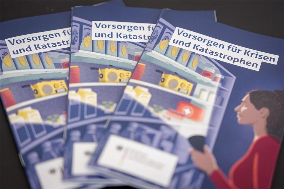 Wie bereite ich mich auf den Katastrophenfall vor? Nach dem Willen des DRK in Nordrhein-Westfalen sollen das bereits Kinder im Kindergarten lernen. (Archivbild)Kay Nietfeld/dpa