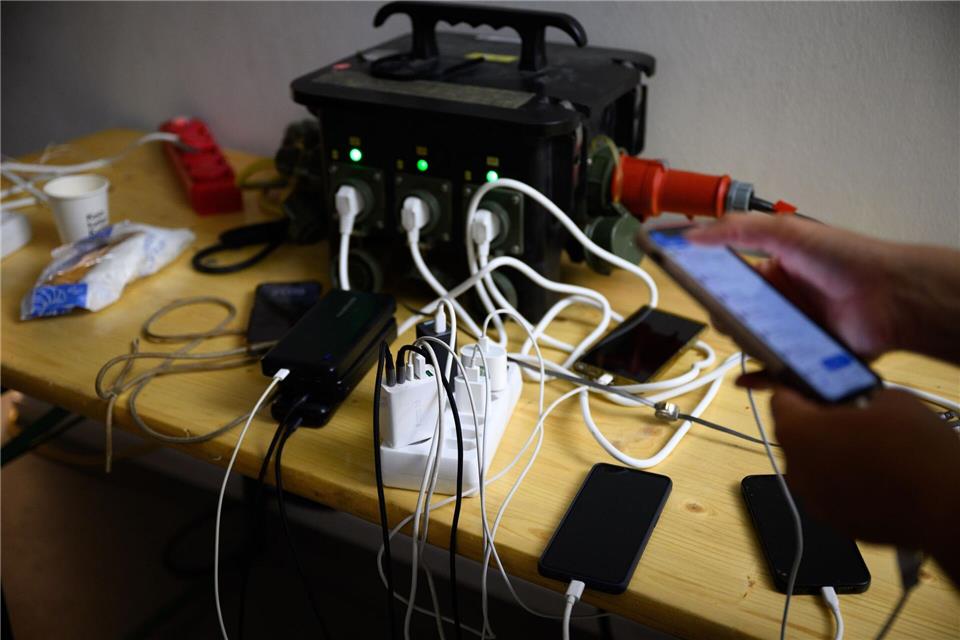 20.000 Berliner Haushalte am zweiten Tag weiter ohne Strom Wie das Handy bei Stromausfall laden?Bernd von Jutrczenka/dpa