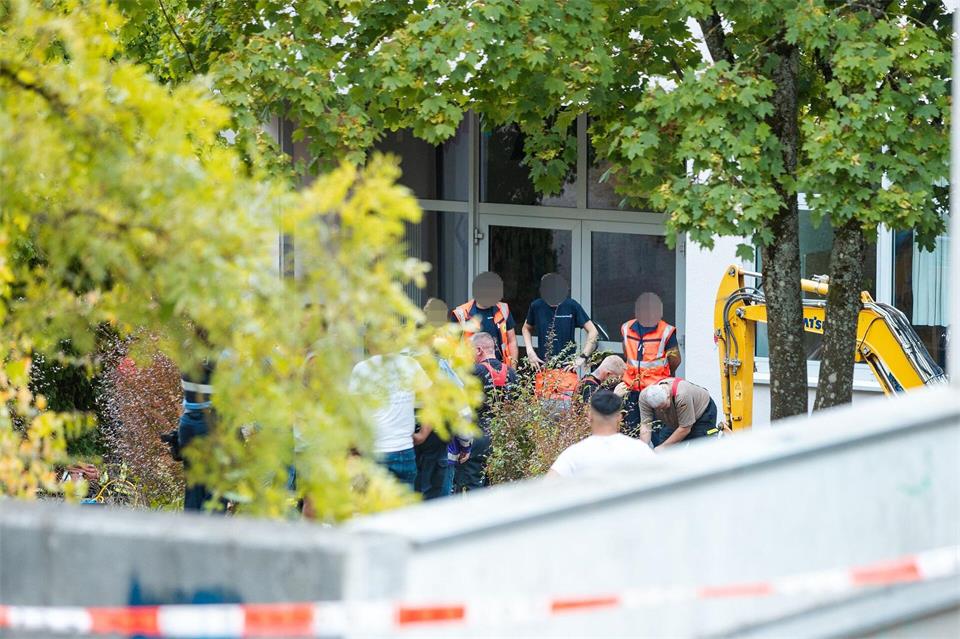 Wie das Kind in den Rohrschacht rutschte, war zunächst unklar.Laszlo Pinter/dpa