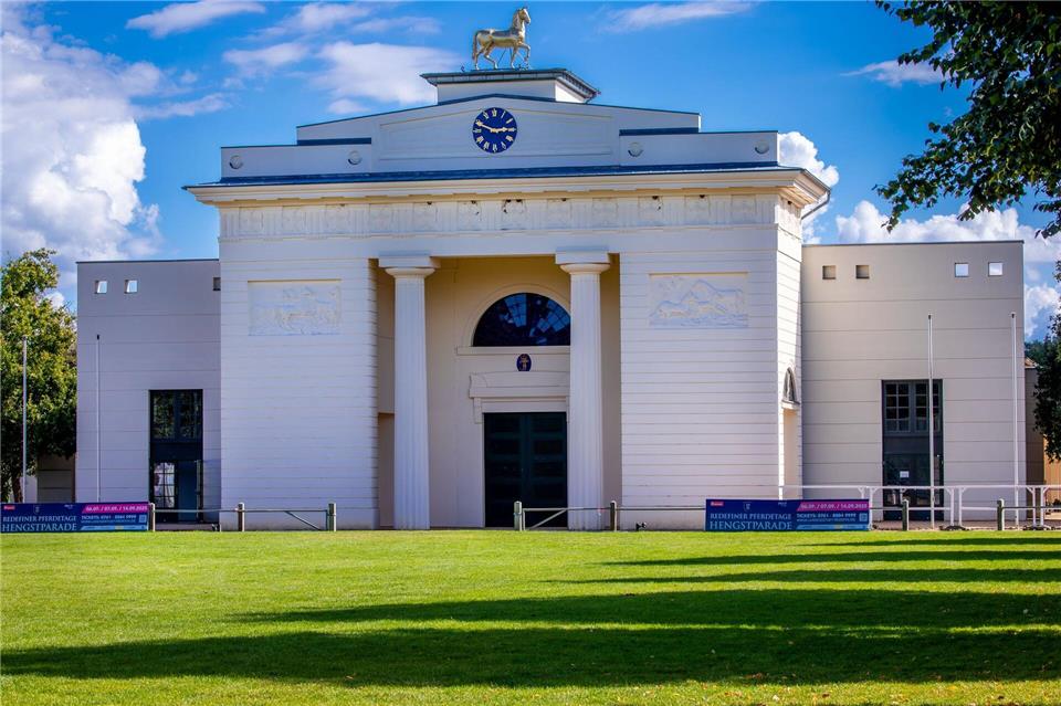 Wie das Landgestüt Redefin aus den roten Zahlen kommen soll, ist weiter offen. (Archivbild)Jens Büttner/dpa