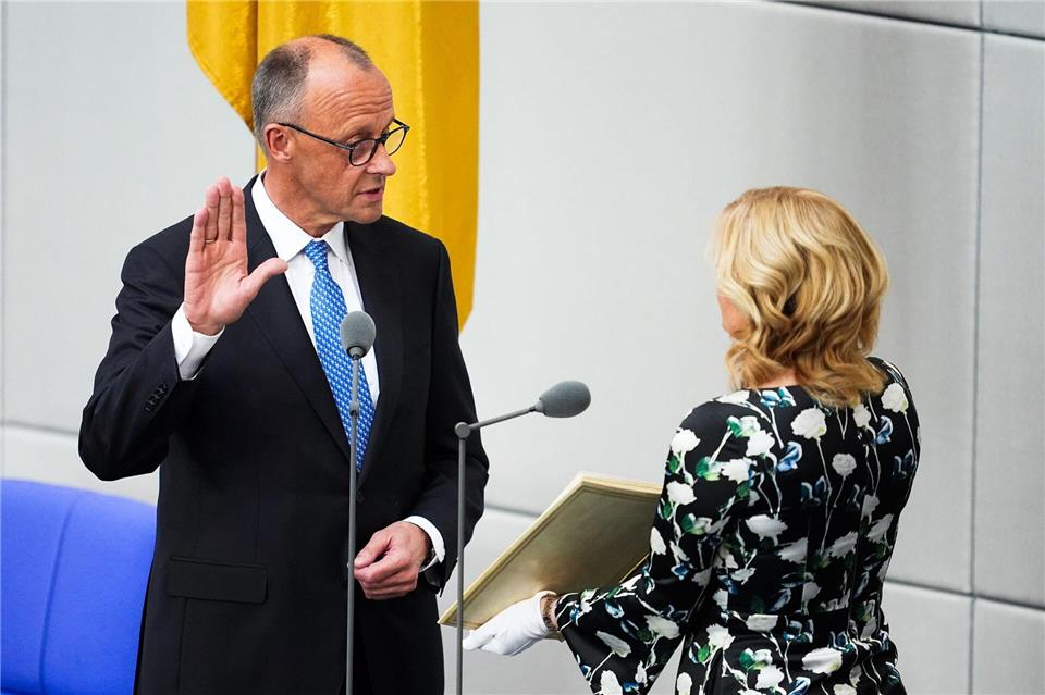 Wie der Kanzler müssen auch seine Minister einen Eid mit der Amtsübernahme leisten. (Archivbild)Michael Kappeler/dpa