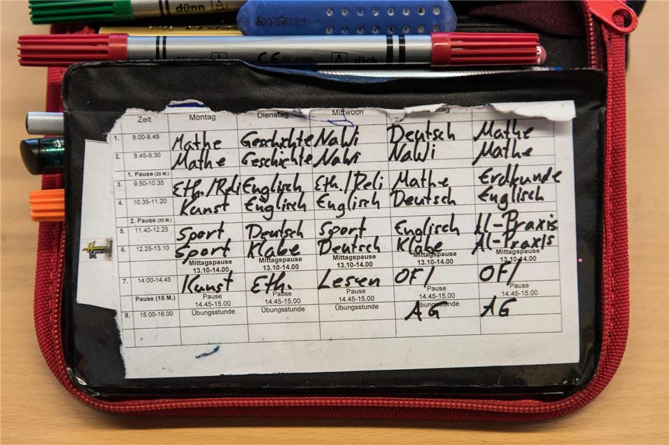 Wie der Stundenplan in der fünften Klasse aussieht, hängt von der Schulform ab - und die wiederum vom Übertrittszeugnis. (Symbolbild)picture alliance / Andreas Arnold/dpa