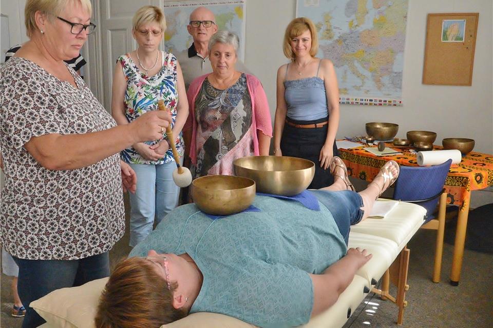 Wie die Klangschalentherapie wirkt, erlebten die Besucher des Infotages in die Villa Becker.
