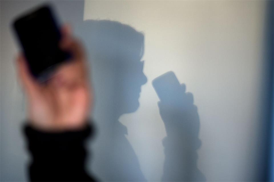 Wie die Polizei mitteilte, gab sich der Mann am Freitagabend am Telefon als Mitarbeiter der Sicherheitsabteilung der Hausbank der Frau aus. (Symbolbild)Arno Burgi/dpa-Zentralbild/dpa